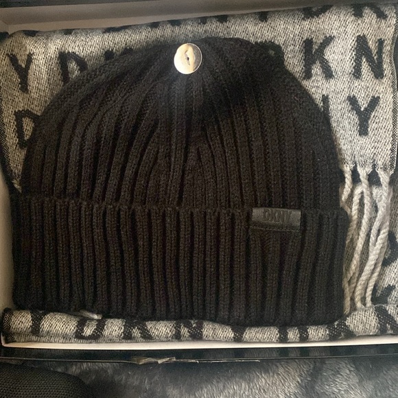 DKNY Bundle Set Hat, Scarf, Size 6.5 ankle boots with heel. - Picture 6 of 6